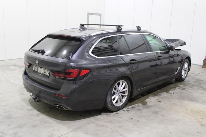 BMW 5 serie Touring 518d 2.0 TwinPower Turbo 16V Mild Hybrid Vehículo de desguace (2020, Gris)