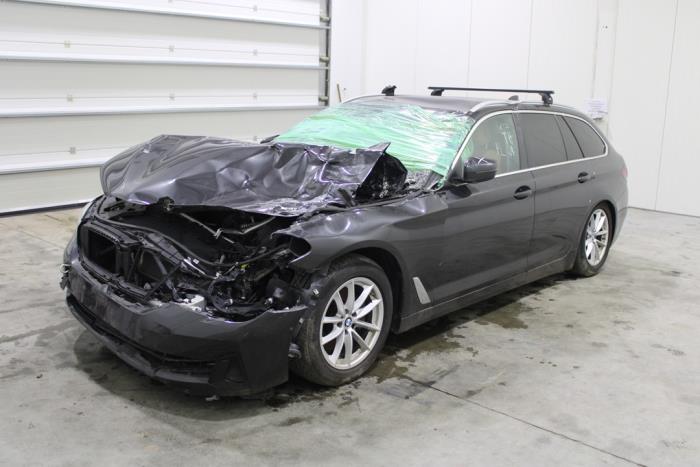 BMW 5 serie Touring 518d 2.0 TwinPower Turbo 16V Mild Hybrid Vehículo de desguace (2020, Gris)