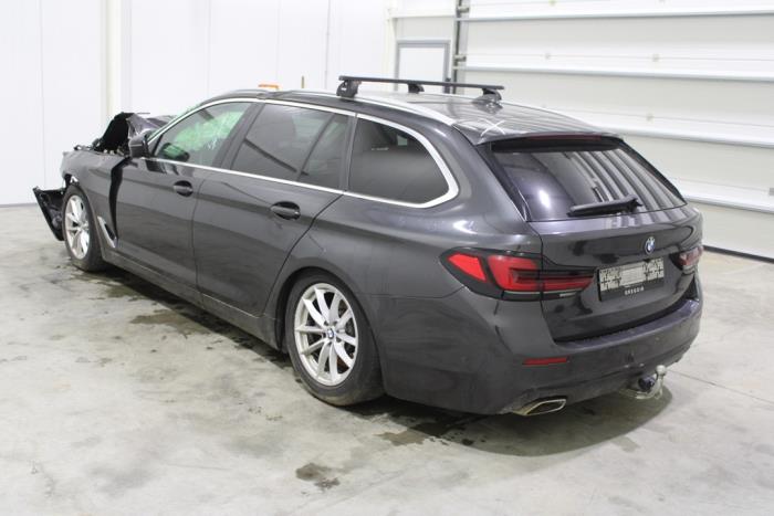 BMW 5 serie Touring 518d 2.0 TwinPower Turbo 16V Mild Hybrid Vehículo de desguace (2020, Gris)
