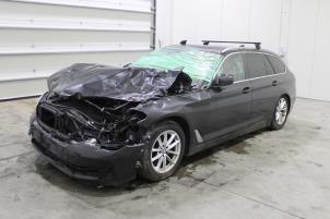 BMW 5 serie Touring 518d 2.0 TwinPower Turbo 16V Mild Hybrid Vehículo de desguace (2020, Gris)
