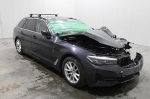 BMW 5 serie Touring 518d 2.0 TwinPower Turbo 16V Mild Hybrid Vehículo de desguace (2020, Gris)