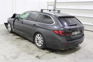 BMW 5 serie Touring 518d 2.0 TwinPower Turbo 16V Mild Hybrid Vehículo de desguace (2020, Gris)