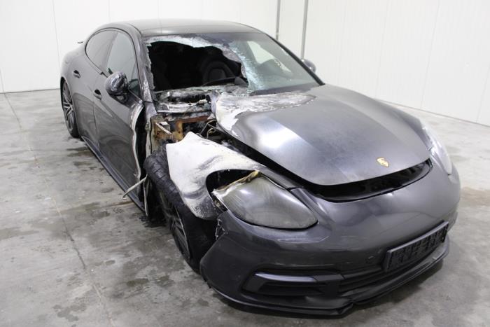 Porsche Panamera 4.0 V8 4S Diesel Épave (2019, Gris)
