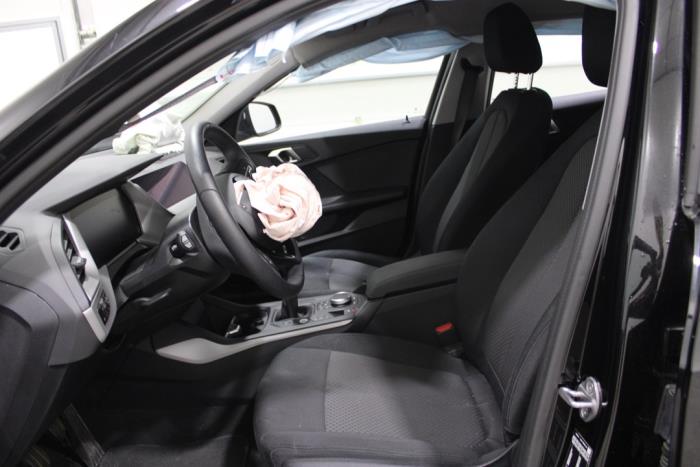 BMW 1 serie 116d 1.5 12V TwinPower Vehículo de desguace (2022, Oscuro, Negro)