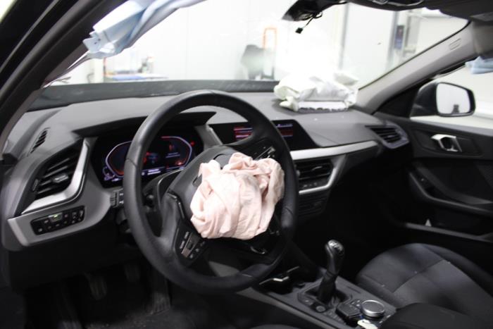 BMW 1 serie 116d 1.5 12V TwinPower Vehículo de desguace (2022, Oscuro, Negro)