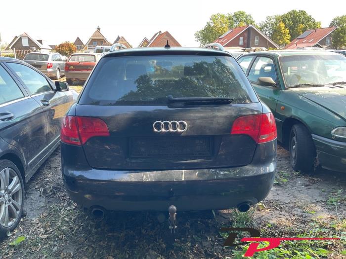 Audi A4 Avant 2.0 TFSI e 20V Samochód złomowany (2008, Czarny)
