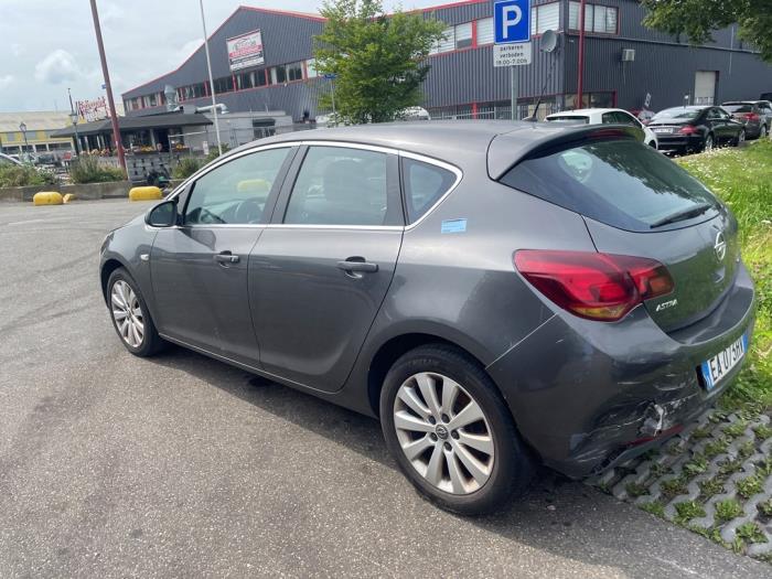 Opel Astra J 1.7 CDTi 16V 110 Samochód złomowany (2010, Szary)