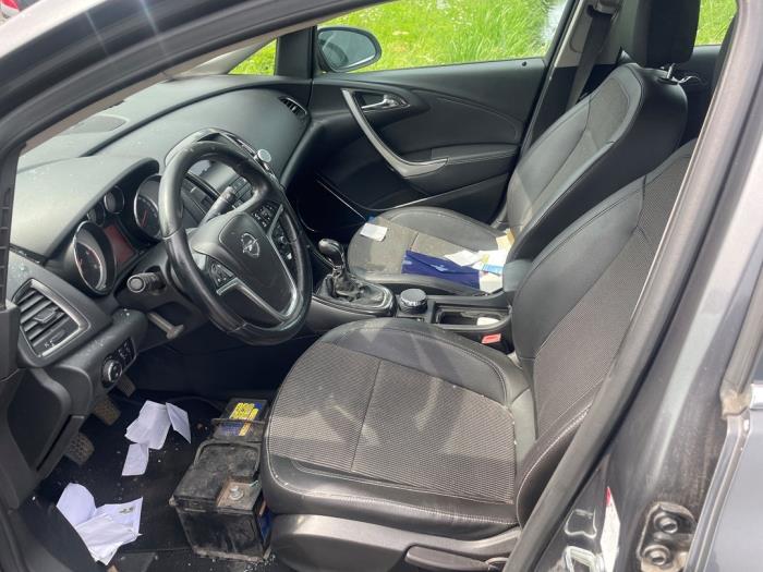 Opel Astra J 1.7 CDTi 16V 110 Samochód złomowany (2010, Szary)