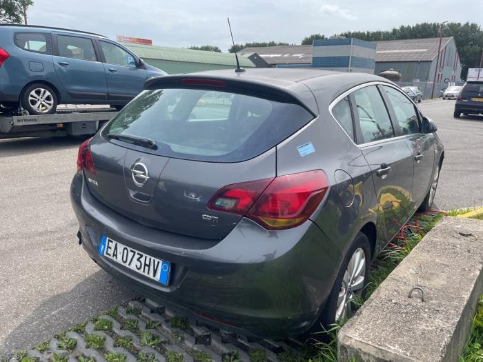 Opel Astra J 1.7 CDTi 16V 110 Samochód złomowany (2010, Szary)