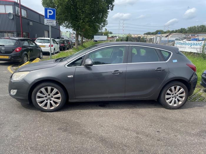 Opel Astra J 1.7 CDTi 16V 110 Samochód złomowany (2010, Szary)