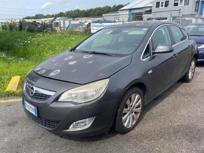 Opel Astra J 1.7 CDTi 16V 110 Samochód złomowany (2010, Szary)