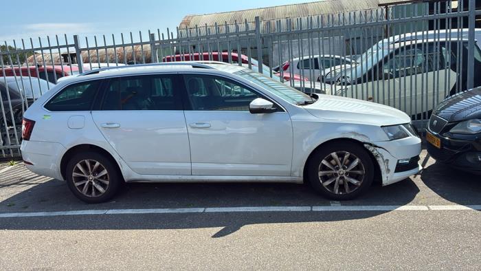 Skoda Octavia Combi 1.6 TDI 16V Vehículo de desguace (2018, Blanco)
