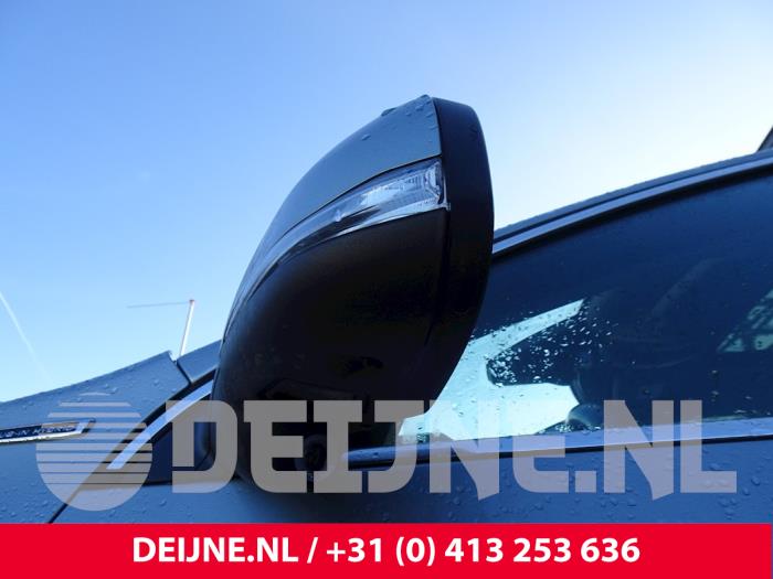 Volvo V60 I 2.4 D6 20V Plug-in Hybrid AWD Vehículo de desguace (2013, Plateado)