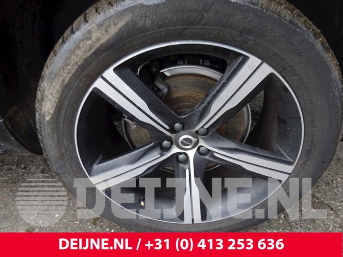 Volvo XC90 II 2.0 D5 16V AWD Samochód złomowany (2019, Czarny)