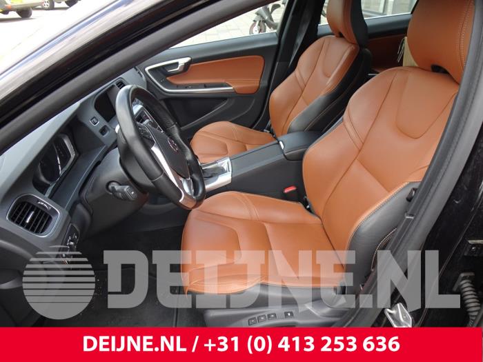 Volvo V60 I 2.4 D6 20V AWD Twin Engine Plug-in Hybrid Vehículo de desguace (2015, Negro)