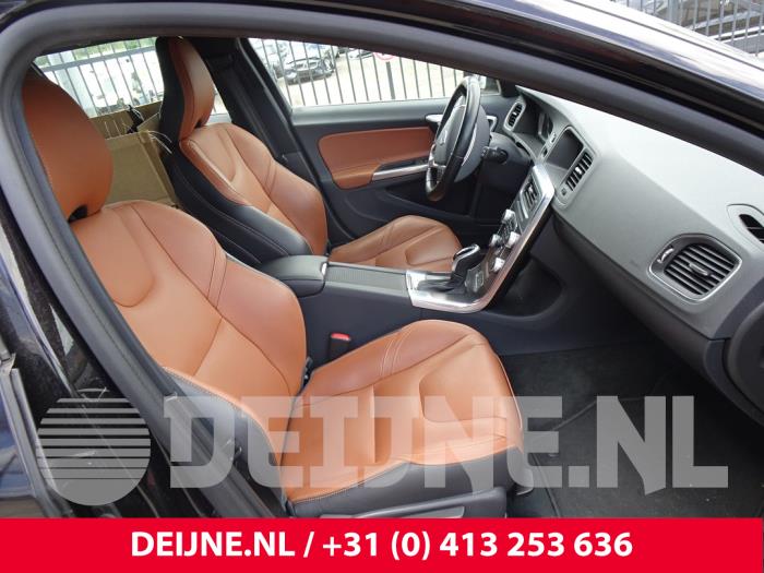 Volvo V60 I 2.4 D6 20V AWD Twin Engine Plug-in Hybrid Vehículo de desguace (2015, Negro)