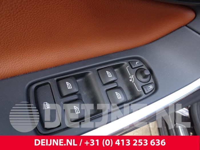 Volvo V60 I 2.4 D6 20V AWD Twin Engine Plug-in Hybrid Samochód złomowany (2015, Czarny)