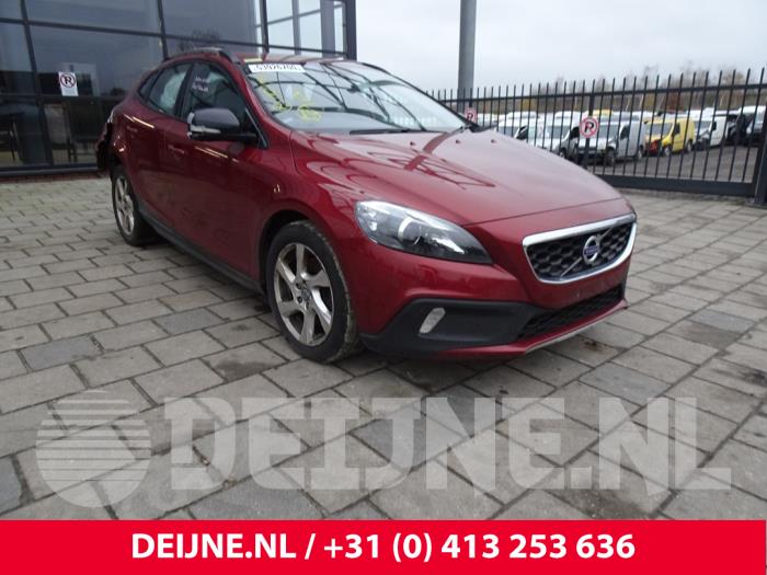 Volvo V40 Cross Country 2.0 D4 20V Salvage vehicle (2014, Red)