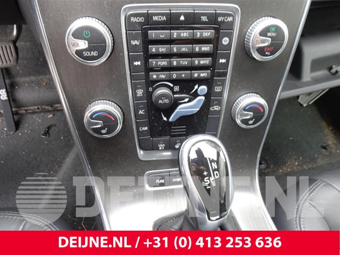Volvo V60 I 2.4 D6 20V AWD Twin Engine Plug-in Hybrid Épave (2015, Gris)