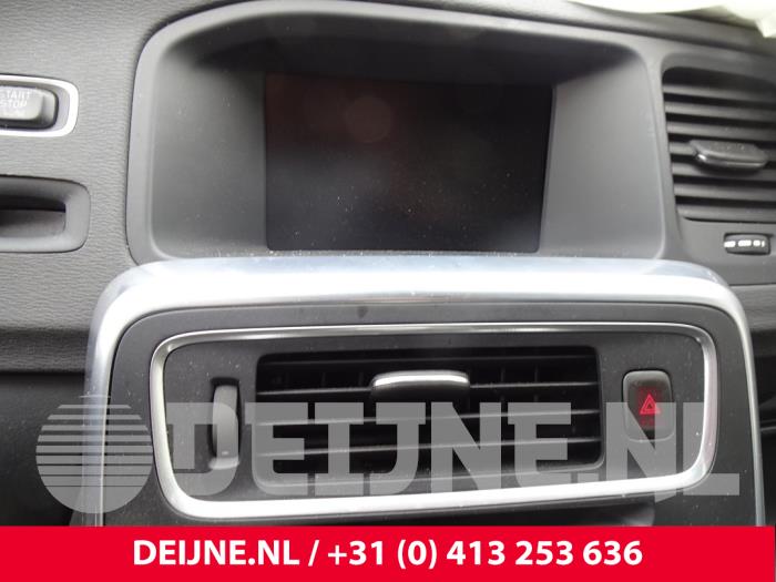 Volvo V60 I 2.4 D6 20V AWD Twin Engine Plug-in Hybrid Épave (2015, Gris)