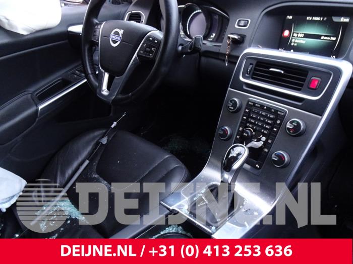 Volvo S60 II 1.6 DRIVe,D2 Samochód złomowany (2014, Metalik, Jasny, Srebrny)