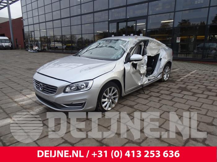 Volvo S60 II 1.6 DRIVe,D2 Samochód złomowany (2014, Metalik, Jasny, Srebrny)