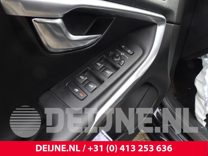 Volvo V40 2.0 D4 16V Samochód złomowany (2014, Czarny)