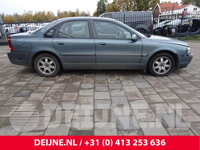 Volvo V70 2000 verte (Maxichamps) 1/43e Volvo V70 2000 verte (Maxichamps) 1/43e