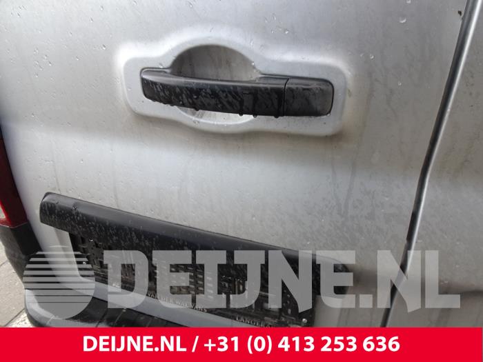 Renault Trafic 1.6 dCi 115 Schrottauto (2015, Grau)