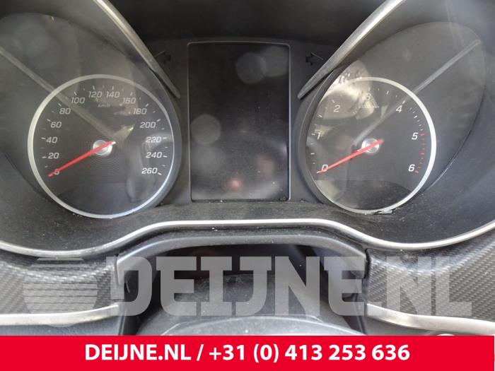 Mercedes V 2.0 300 CDI, 300 d 16V Schrottauto (2019, Schwarz)