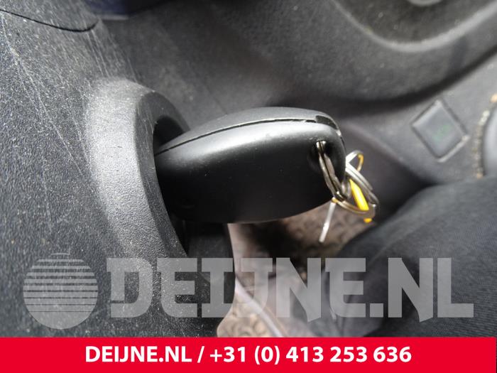 Opel Vivaro 1.6 CDTi BiTurbo Vehículo de desguace (2017, Blanco)