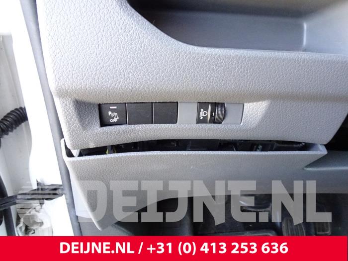 Opel Vivaro 1.5 CDTI 102 Schrottauto (2020, Weiß)
