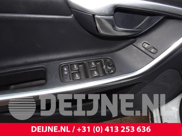 Volvo V60 I 2.4 D6 20V AWD Twin Engine Plug-in Hybrid Schrottauto (2015, Weiß)