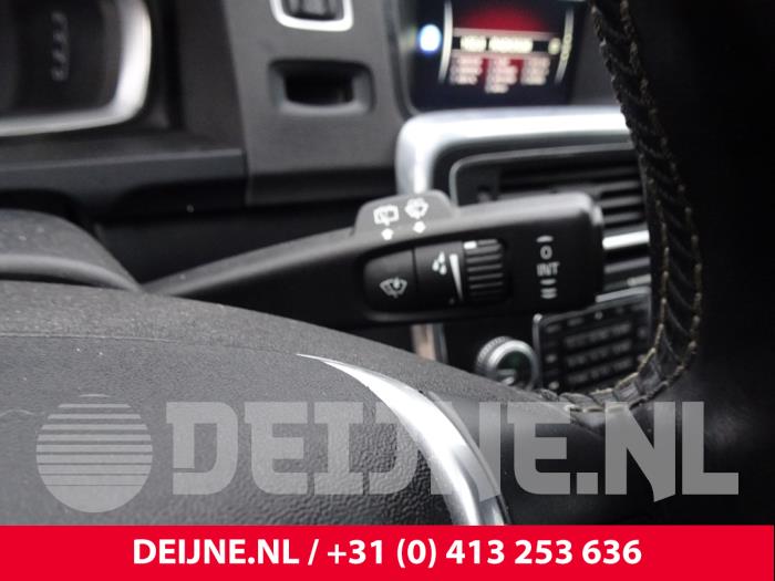Volvo V60 I 2.4 D6 20V AWD Twin Engine Plug-in Hybrid Schrottauto (2015, Weiß)