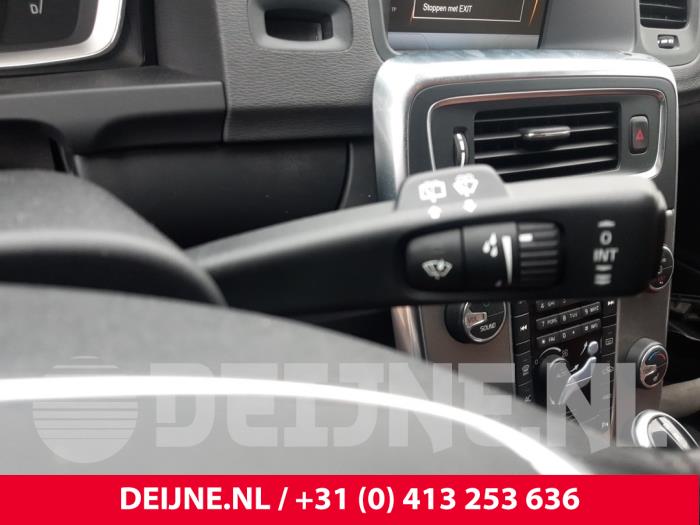 Volvo V60 I 2.4 D6 20V Plug-in Hybrid AWD Vehículo de desguace (2013, Negro)