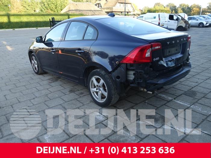 Volvo S60 II 2.0 D4 16V Samochód złomowany (2016, Ciemny, Niebieski)