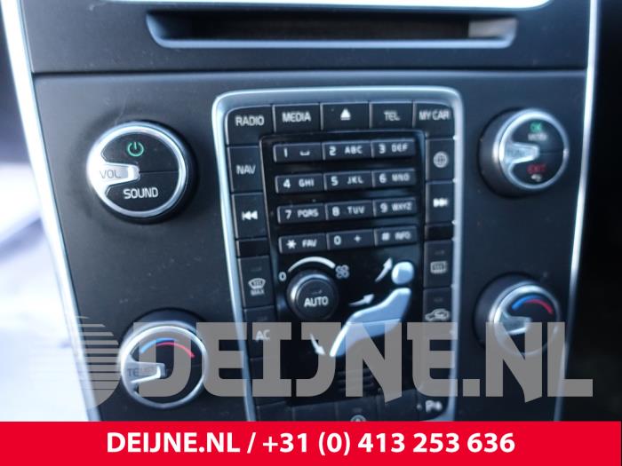 Volvo S60 II 2.0 D4 16V Samochód złomowany (2016, Ciemny, Niebieski)