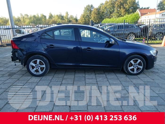 Volvo S60 II 2.0 D4 16V Samochód złomowany (2016, Ciemny, Niebieski)
