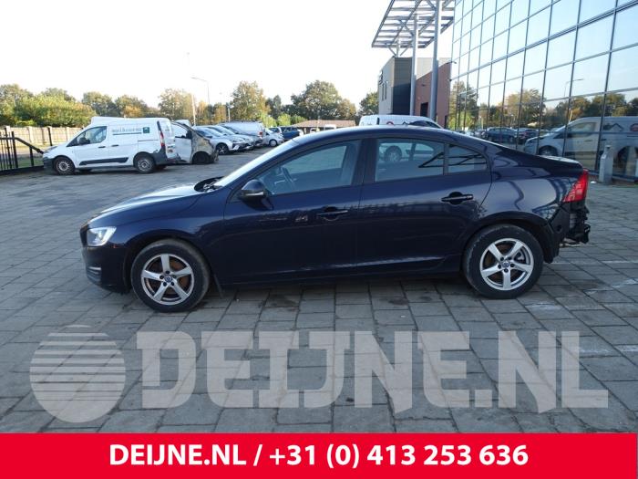 Volvo S60 II 2.0 D4 16V Samochód złomowany (2016, Ciemny, Niebieski)