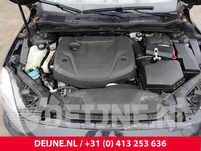 Volvo V40 2.0 D2 16V Épave (2015, Noir)
