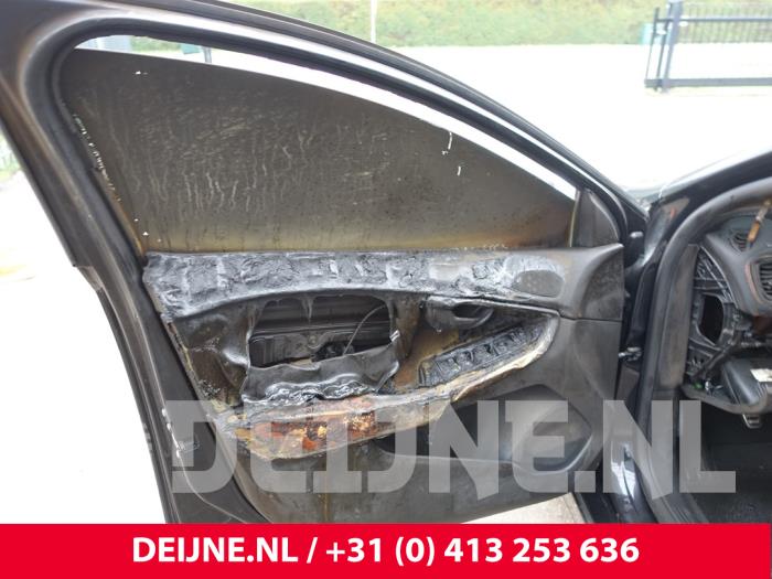 Volvo V40 2.0 D2 16V Épave (2015, Noir)