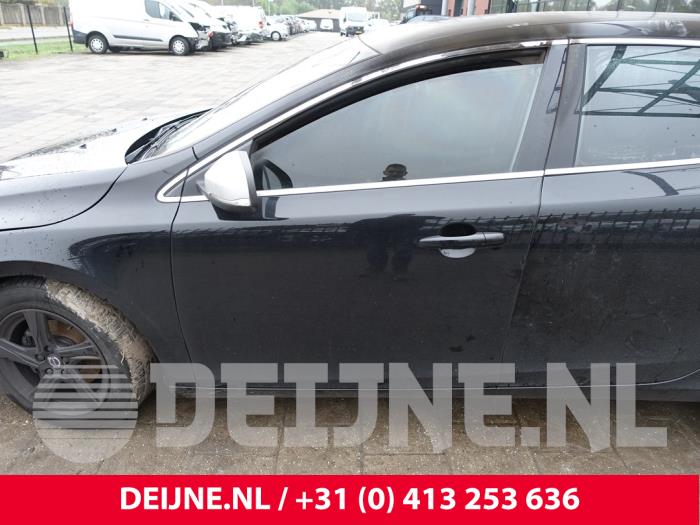 Volvo V40 2.0 D2 16V Épave (2015, Noir)