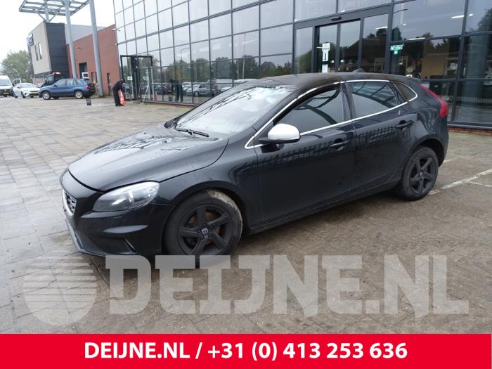 Volvo V40 2.0 D2 16V Épave (2015, Noir)
