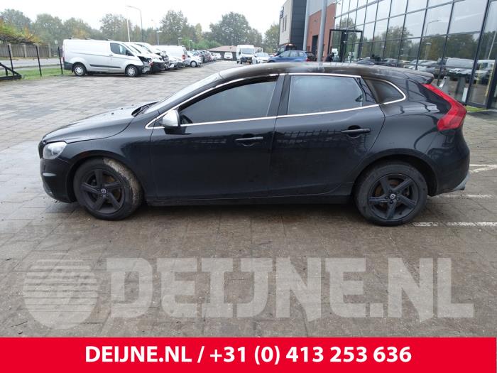 Volvo V40 2.0 D2 16V Épave (2015, Noir)