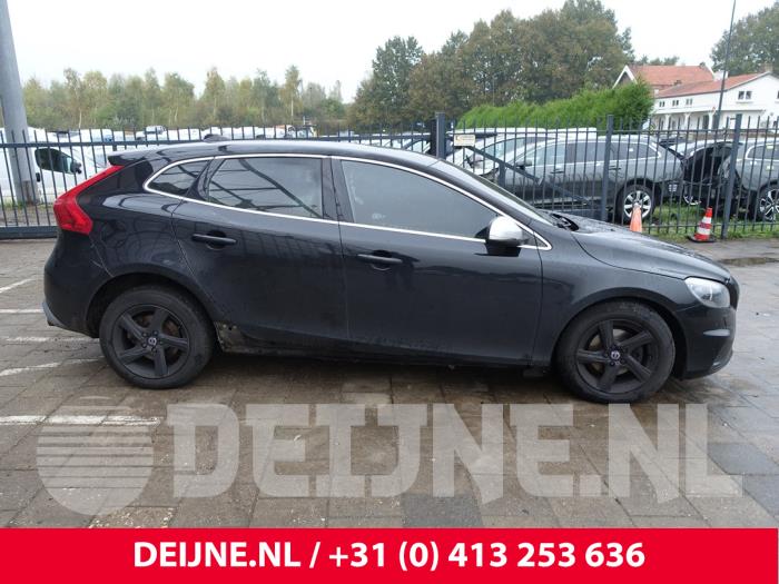 Volvo V40 2.0 D2 16V Épave (2015, Noir)
