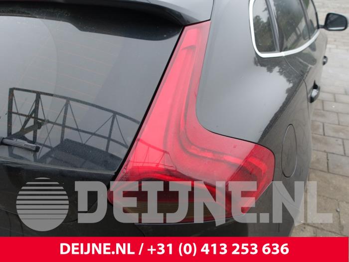 Volvo V40 2.0 D2 16V Épave (2015, Noir)
