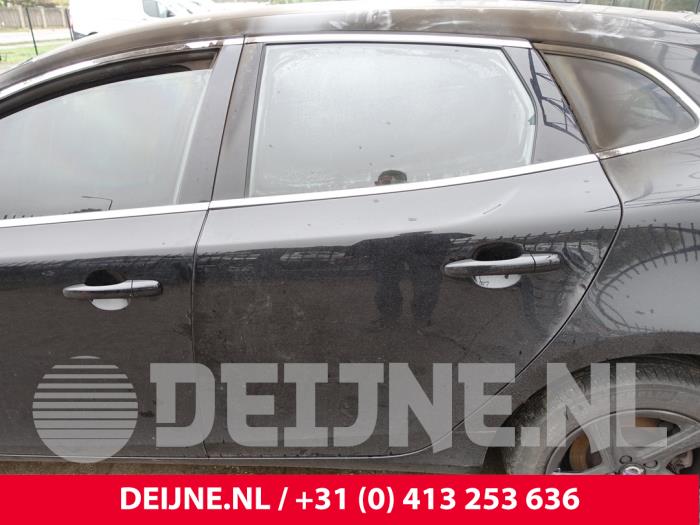 Volvo V40 2.0 D2 16V Épave (2015, Noir)