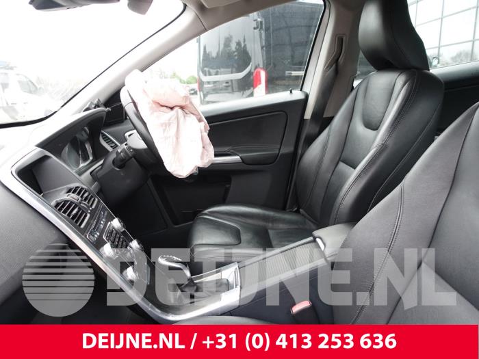 Volvo XC60 I 2.0 D4 16V Vehículo de desguace (2015, Gris plateado)