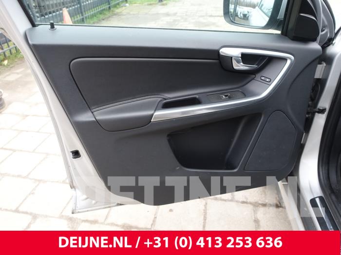 Volvo XC60 I 2.0 D4 16V Vehículo de desguace (2015, Gris plateado)