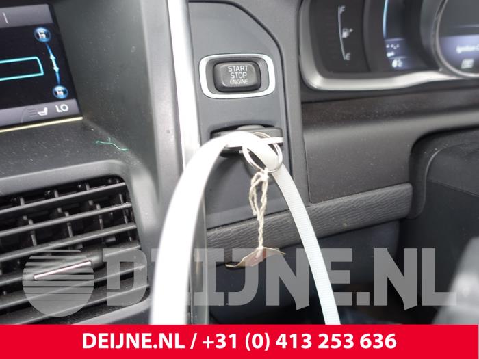 Volvo XC60 I 2.0 D4 16V Vehículo de desguace (2015, Gris plateado)